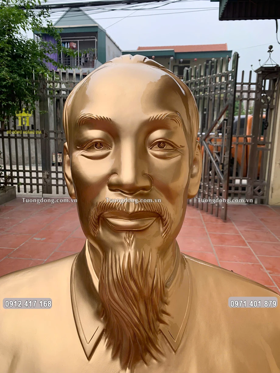 Gương mặt vô cùng hiền hậu của Bác được chạm khắc sắc nét